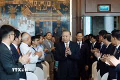 Chiều 30/5/2026, tại Singapore, Tổng Bí thư, Chủ tịch nước Tô Lâm và Phu nhân gặp gỡ cán bộ, nhân viên Đại sứ quán và cộng đồng trí thức, chuyên gia người Việt Nam tại Singapore. (Ảnh: Thống Nhất/TTXVN)