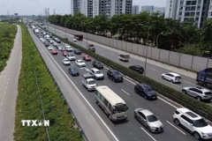 Các phương tiện đổ về Trung tâm thành phố mỗi lúc một đông trong buổi trưa, dẫn đến hiện tượng ùn ứ cục bộ trên cao tốc Pháp Vân-Cầu Giẽ. (Ảnh: Quốc Khánh/TTXVN)