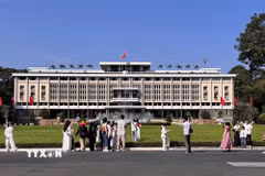 Đông đảo các gia đình, giới trẻ tham quan di tích Dinh Độc lập tạo nên khung cảnh nhộn nhịp trong ngày nghỉ lễ truyền thống của dân tộc. (Ảnh: Thanh Vũ/TTXVN)