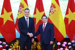 Thủ tướng Phạm Minh Chính và Thủ tướng Tây Ban Nha Pedro Sanchez trong chuyến thăm chính thức tới Việt Nam vào tháng 4/2025. (Ảnh: Dương Giang/TTXVN)