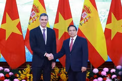Thủ tướng Phạm Minh Chính và Thủ tướng Tây Ban Nha Pedro Sanchez trong chuyến thăm chính thức tới Việt Nam vào tháng 4/2025. (Ảnh: Dương Giang/TTXVN)