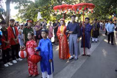 Tái hiện đám rước Công nữ Ngọc Hoa và thương nhân Araki Sotaro tại Chương trình giao lưu văn hóa Hội An-Nhật Bản lần thứ 20. (Ảnh: Trịnh Bang Nhiệm/TTXVN)