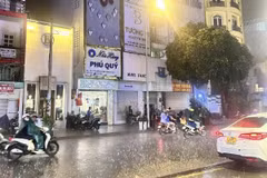 Trời đổ mưa to trên đường Lê Thị Riêng (quận 1, Thành phố Hồ Chí Minh) tối 12/2/2025. (Ảnh: Hồng Giang/TTXVN)