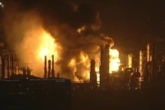 Lực lượng cứu hỏa chiến đấu với ngọn lửa lớn tại nhà máy lọc dầu Chevron. (Nguồn: abc7ny)