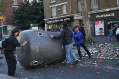 Những người tham gia chặn một con phố trong phong trào xã hội "Bloquons Tout" ở Paris. (Nguồn: AP)