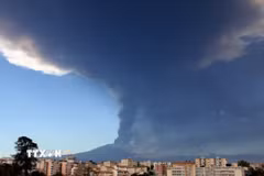Tro bụi phun lên từ núi lửa Etna ở Sicily, Italy. (Ảnh: THX/TTXVN phát)