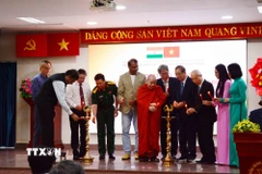 Các đại biểu Việt Nam và Ấn Độ thực hiện nghi thức thắp đèn truyền thống Ấn Độ khai mạc chương trình. (Ảnh: Xuân Khu/TTXVN)