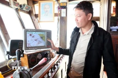 Các chủ tàu cá cũng chủ động lắp các thiết bị phụ trợ để phòng trường hợp thiết bị VMS gặp sự cố kết nối trên biển. (Ảnh: Tá Chuyên/TTXVN)