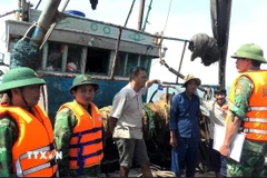 Bộ đội Biên phòng Quảng Trị tích cực tuyên truyền ngư dân thực hiện các quy định trong chống khai thác IUU. (Ảnh: Tá Chuyên/TTXVN)