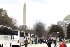 Người dân Mỹ đổ về Quảng trường Quốc gia ở trung tâm thủ đô Washington D.C. (Ảnh: Ngọc Quang/TTXVN)