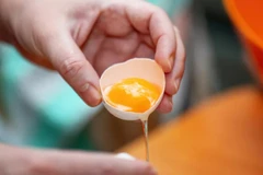 Trứng vừa lấy ra khỏi tủ lạnh sẽ có lòng đỏ cứng cáp hơn, giảm nguy cơ vỡ lòng. (Nguồn: Shutterstock)