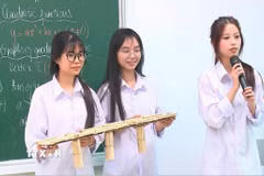 Một tiết học Toán bằng ngoại ngữ và mô hình tại Trường Trung học phổ thông Hồng Quang, phường Lê Thanh Nghị. (Ảnh: Minh Thu/TTXVN)