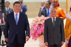 Quốc vương Campuchia Norodom Sihamoni (phải) và Chủ tịch Trung Quốc Tập Cận Bình. (Nguồn: AKP/AP)