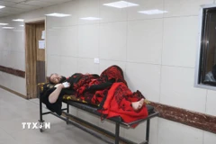Một người đàn ông bị thương sau các cuộc không kích của Israel được chuyển tới bệnh viện ở Damascus, Syria ngày 28/11/2025. (Nguồn: THX/TTXVN)