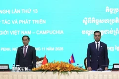 Phó Thủ tướng Bùi Thanh Sơn (trái) và Phó Thủ tướng, Bộ trưởng Nội vụ Campuchia Sar Sokha đồng chủ trì phiên toàn thể Hội nghị Hợp tác và Phát triển các tỉnh biên giới Việt Nam-Campuchia lần thứ 13. (Ảnh: Quang Anh/TTXVN)