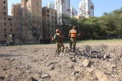 Hiện trường trúng tên lửa Iran tại Be'er Sheva, Israel ngày 2/3/2026. (Nguồn: THX/TTXVN)