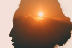 Hai biểu hiện cốt lõi của sundowning là mất định hướng và nhầm lẫn. Khi ngày sắp tàn, người bệnh có thể không hiểu chuyện gì đang diễn ra xung quanh. (Nguồn: SCMP)