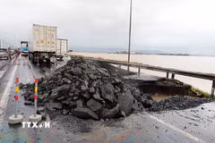 Quốc lộ 1A qua địa bàn phường Phú Yên (Đắk Lắk) có vị trí bị xói lở nghiêm trọng, ảnh hưởng đến việc đi lại của các phương tiện. (Ảnh: Phạm Kha/TTXVN)