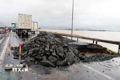 Quốc lộ 1A qua địa bàn phường Phú Yên (Đắk Lắk) có vị trí bị xói lở nghiêm trọng, ảnh hưởng đến việc đi lại của các phương tiện. (Ảnh: Phạm Kha/TTXVN)