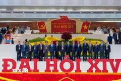 Đại sứ Trịnh Đức Hải (thứ ba, từ phải sang) cùng các đại biểu dự Đại hội XIV của Đảng. (nguồn: TTXVN phát)