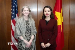 Thứ trưởng Ngoại giao Nguyễn Minh Hằng và Thứ trưởng Ngoại giao Mỹ Allison Hooker. (Ảnh: TTXVN phát)
