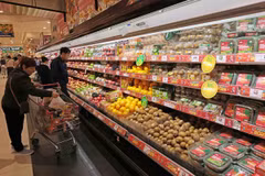 Khách chọn mua trái cây tại siêu thị Aeon Long Biên, Hà Nội. (Ảnh: Trần Việt/TTXVN)