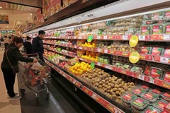 Khách chọn mua trái cây tại siêu thị Aeon Long Biên, Hà Nội. (Ảnh: Trần Việt/TTXVN)