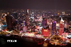 Toàn cảnh trung tâm Thành phố Hồ Chí Minh rực sắc Đỏ bên sông Sài Gòn hướng về Đại hội XIV. (Ảnh: Hồng Đạt/TTXVN)