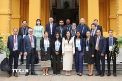 Thứ trưởng Ngoại giao Lê Thị Thu Hằng tiếp đoàn phóng viên nước ngoài đưa tin Đại hội Đảng lần thứ XIV. (Nguồn: TTXVN phát)