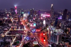 Trung tâm Thành phố Hồ Chí Minh lung linh ánh sáng, nhịp sống đô thị về đêm nhìn từ công trường Quách Thị Trang trước chợ Bến Thành. (Ảnh: Hồng Đạt/TTXVN)