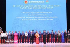 Lãnh đạo tỉnh Gia Lai trao quyết định chấp thuận chủ trương đầu tư các dự án năng lượng tái tạo cho VinEnergo trên địa bàn tỉnh. (Nguồn: Vietnam+)