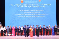 Lãnh đạo tỉnh Gia Lai trao quyết định chấp thuận chủ trương đầu tư các dự án năng lượng tái tạo cho VinEnergo trên địa bàn tỉnh. (Nguồn: Vietnam+)