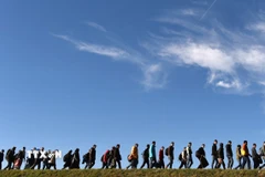 Dòng người di cư vượt qua biên giới Áo-Đức ở khu vực Simbach, miền Nam Đức. (Nguồn: Getty Images/TTXVN)