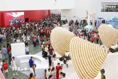 Rất đông du khách tới tham quan Triển lãm thành tựu đất nước. (Ảnh: Phương Hoa/TTXVN)