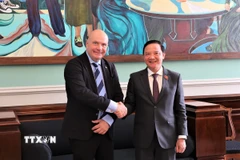 Phó Chủ tịch Quốc hội Nguyễn Khắc Định hội kiến với Chủ tịch Quốc hội Đan Mạch Soren Gade. (Ảnh: Trường Dụy/TTXVN)