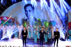 “Quà tháng 5 dâng Người” là chương trình nghệ thuật mang ý nghĩa chính trị, văn hóa sâu sắc, thể hiện tri ân sâu nặng và tình cảm kính yêu vô hạn của nhân dân cả nước đối với Chủ tịch Hồ Chí Minh. (Ảnh: Nhật Anh/TTXVN)