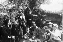 Những giây phút nghỉ ngơi của chủ tịch Hồ Chí Minh trên đường đi công tác tại chiến khu Việt Bắc trong thời kỳ kháng chiến chống thực dân Pháp. (Ảnh: TTXVN)