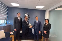 Đại sứ Dương Hải Hưng gặp Chủ tịch Phòng Thương mại và Công nghiệp Cyprus, ông Stavros Stavrius. (Ảnh: TTXVN phát)