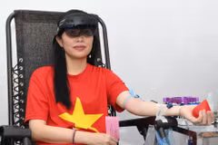 Người tham gia hiến máu trải nghiệm công nghệ thực tế ảo do Abbott triển khai lan tỏa thông điệp hiến máu vì cộng đồng. (Nguồn: Vietnam+)