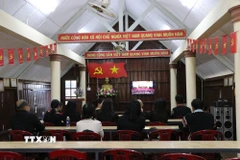 Bà con tại buôn Ako Dhông, phường Buôn Ma Thuột (tỉnh Đắk Lắk) tập trung theo dõi sự kiện chính trị trọng đại của đất nước. (Ảnh: Nguyên Dung/TTXVN)