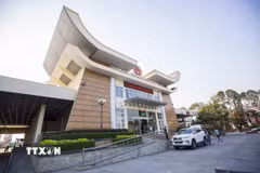 Lực lượng Đồn Biên phòng Cửa khẩu quốc tế Mộc Bài tiếp nhận các công dân Việt Nam tại khu vực Cửa khẩu quốc tế Mộc Bài. (Ảnh: TTXVN phát)
