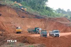 Phương tiện, máy móc triển khai thi công đập dâng chứa nước của dự án hồ Ka Pét. (Ảnh: Nguyễn Thanh/TTXVN)
