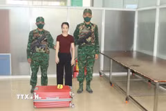 Đối tượng Nguyễn Thị Phương bị bắt giữ tại máy soi chiếu hành lý trong vali có 1 khẩu súng ngắn dạng ổ xoay, bên trong ổ đạn có 6 viên đạn đầu kim loại. (Ảnh: TTXVN phát)