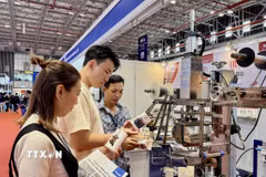 Người mua hàng tìm kiếm nguồn cung mới tại Triển lãm quốc tế ngành cao su và nhựa tại Việt Nam - VietnamPlas 2025. (Ảnh: Mỹ Phương/TTXVN)