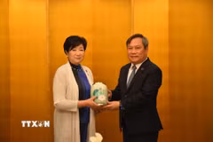 Chủ tịch Ủy ban Nhân dân thành phố Hà Nội Vũ Đại Thắng tặng quà lưu niệm cho Thống đốc Tokyo, bà Koike Yuriko. (Ảnh: Nguyễn Tuyến/TTXVN)