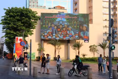 Các bảng Pano, áp phích chào mừng kỷ niệm 51 năm Ngày giải phóng miền Nam, thống nhất đất nước được dựng dọc tuyến đường Lê Lợi (phường Sài Gòn). (Ảnh: Thanh Vũ/TTXVN)
