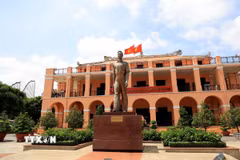 Bến Nhà Rồng, nay là Bảo tàng Hồ Chí Minh - Chi nhánh Thành phố Hồ Chí Minh, nơi cách đây 115 năm Chủ tịch Hồ Chí Minh ra đi tìm đường cứu nước, rực nắng Tháng Tư. (Ảnh: Hồng Đạt/TTXVN)