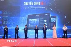 Các đại biểu thực hiện Nghi thức khai trương chuyên trang thông tin "Chuyển động số" của TTXVN. (Ảnh: Minh Quyết/TTXVN)