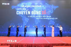 Các đại biểu thực hiện Nghi thức khai trương chuyên trang thông tin "Chuyển động số" của TTXVN. (Ảnh: Minh Quyết/TTXVN)