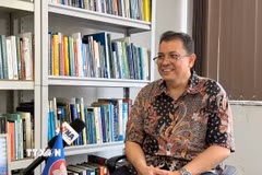 Tiến sỹ Arisman, Giám đốc điều hành Trung tâm Nghiên cứu Đông Nam Á (CSEAS) của Indonesia trả lời phỏng vấn TTXVN. (Ảnh: Minh Thái/TTXVN)
